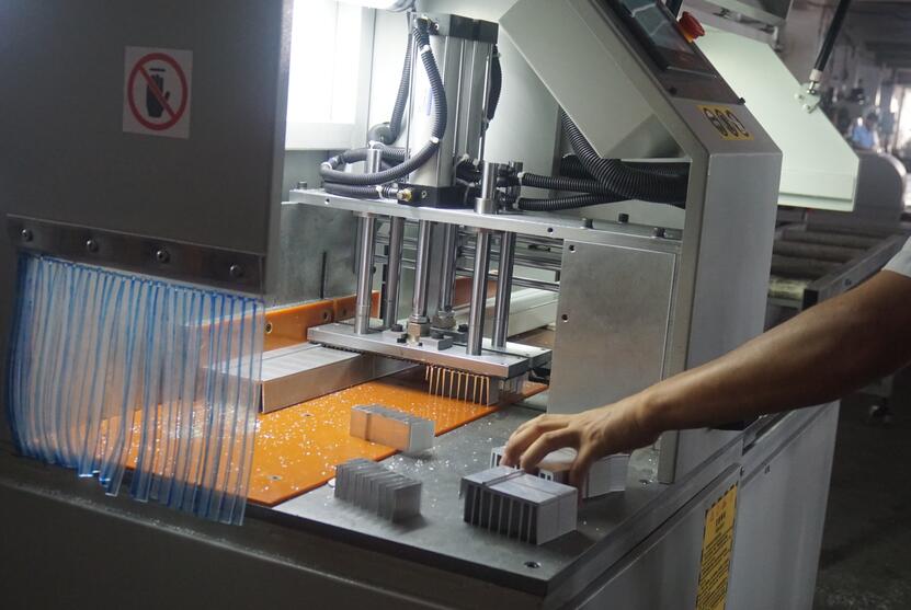 全自動(dòng)切鋁機(jī)DS-A400切割電腦散熱器，蘇州客戶(hù)訂購(gòu)5臺(tái)